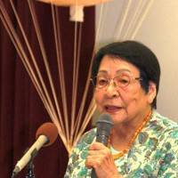 風船爆弾を描いた市民ミュージカルの製作発表で「殺すか殺されるかの瀬戸際が戦争。絶対になくしたい」と語る高橋光子さん＝愛媛県四国中央市で2014年8月21日、松倉展人撮影