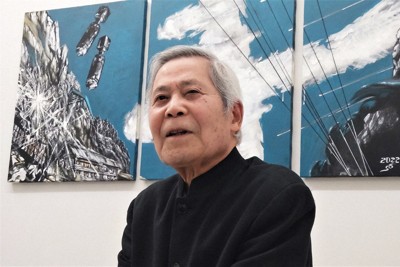 ギャラリー58の「戦争記憶絵図」展で「空襲1945」（2022年）の前に座る中村宏さん＝東京・銀座で2023年5月15日午後4時7分、高橋咲子撮影