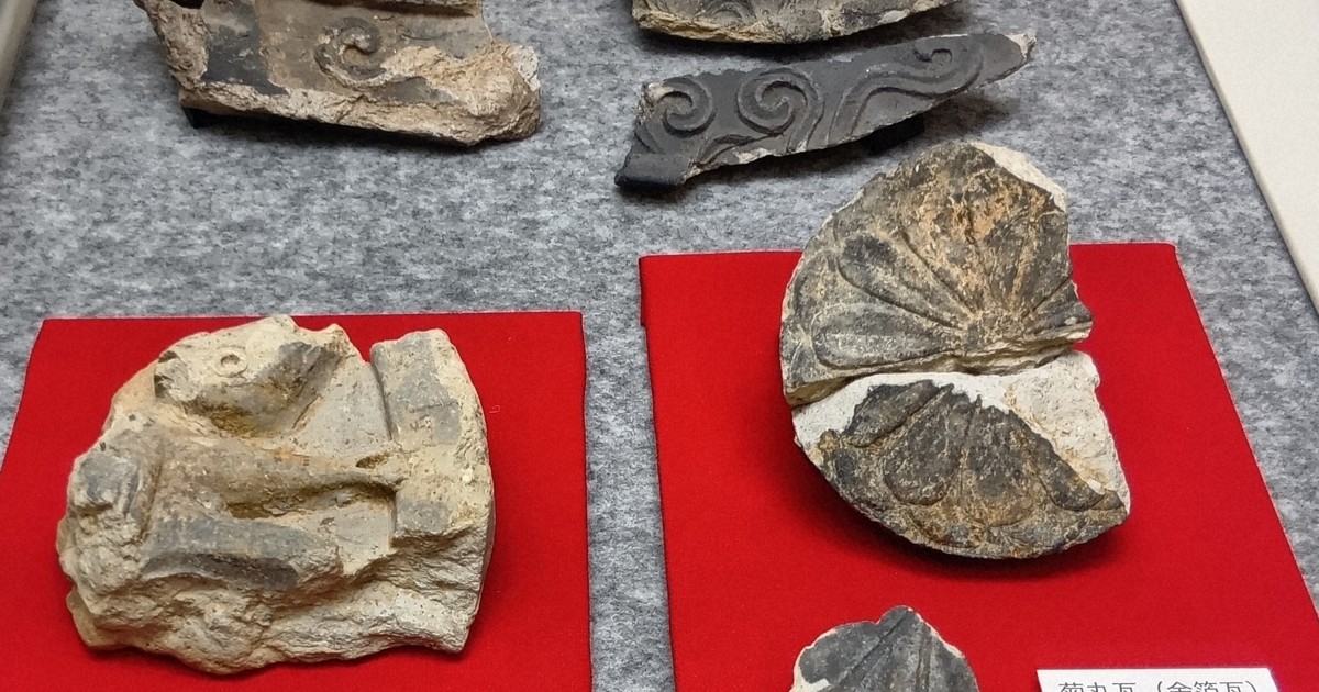 豊臣の城」象徴する金箔瓦 郡山城跡出土品が物語る兄弟愛 | 毎日新聞