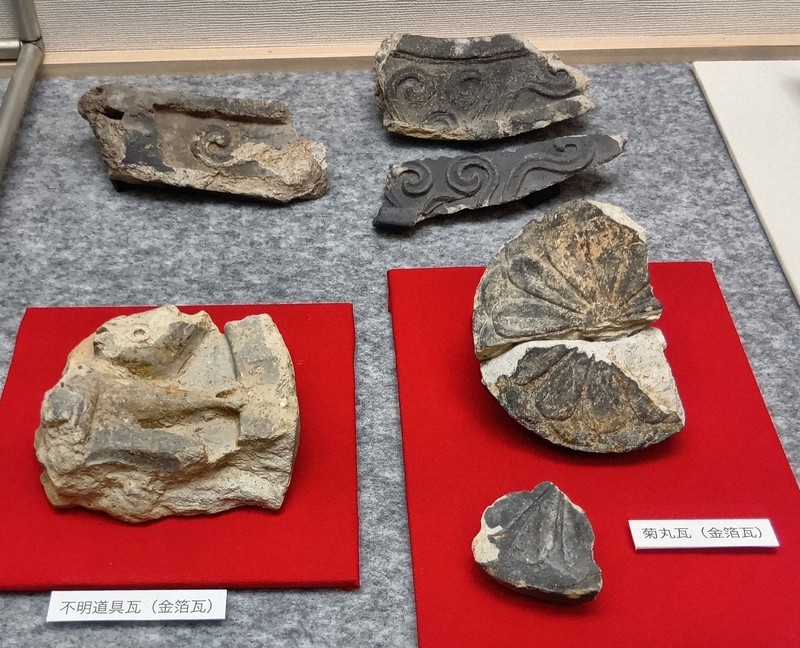 豊臣の城」象徴する金箔瓦 郡山城跡出土品が物語る兄弟愛 | 毎日新聞