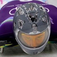 ロシアの侵攻によって犠牲になったウクライナのアスリートたちが描かれたヘルメットをかぶって練習するスケルトン男子のウラジスラフ・ヘラスケビッチ選手＝イタリア北部コルティナダンペッツォで2026年2月9日、ロイター