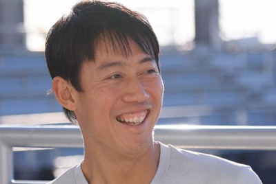 国枝慎吾さんと対談する錦織圭選手＝米フロリダ州で2025年12月14日、松崎進撮影