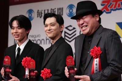 フォトセッションでおどける助演俳優賞の佐藤二朗さん（手前）。左は主演俳優賞の吉沢亮さんスポニチグランプリ新人賞の林裕太さん＝東京都目黒区で2026年2月10日午後2時56分、小林努撮影