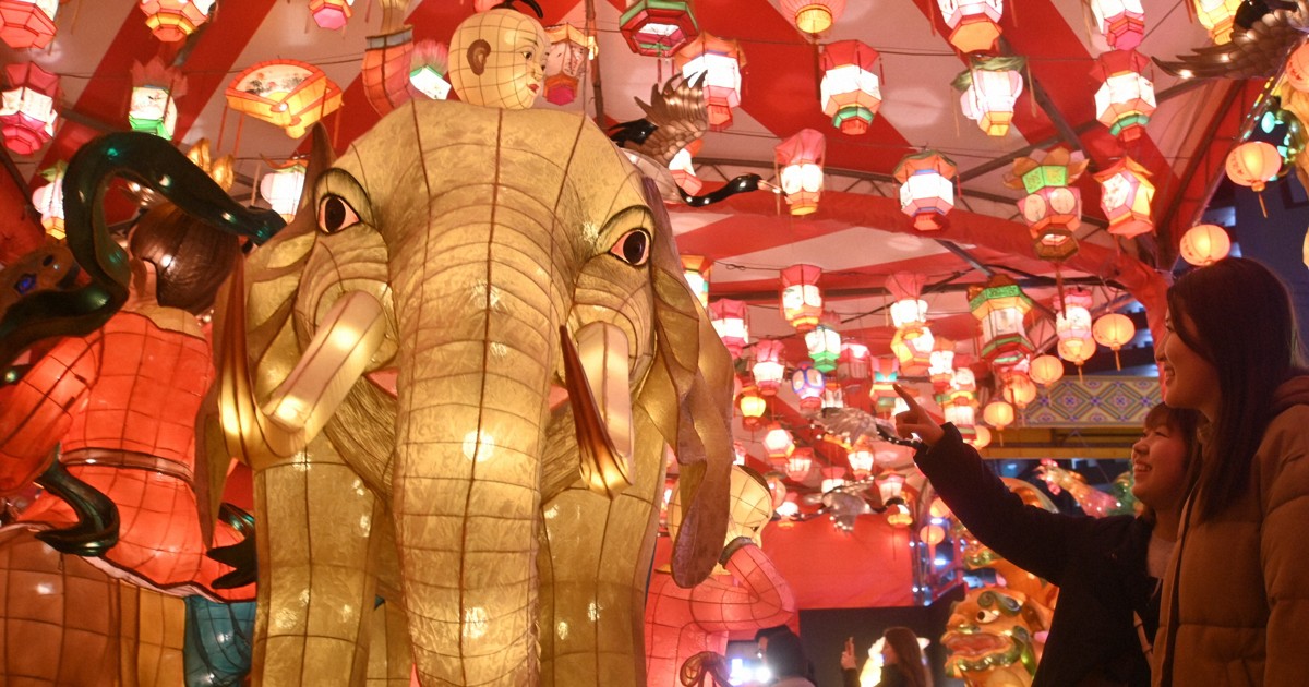 Easy Japanese news in translation: Nagasaki Lantern Festival lights up night