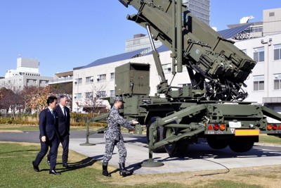 自衛隊のPAC3を見学する（左から）小泉進次郎防衛相、オーストラリアのマールズ副首相兼国防相。対中抑止には豪州との連携がカギになる（防衛省で2025年12月、共同通信）