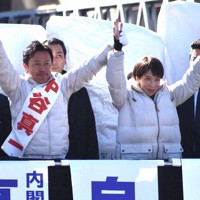 高市早苗首相（右）と並んで聴衆に支持を訴える中谷真一氏＝甲府市で2026年2月2日、山本佳世子撮影