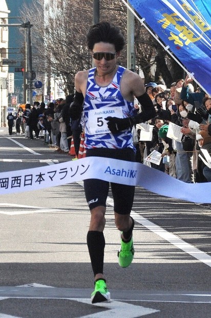 延岡西日本マラソン・男子 川端選手（SGH）初優勝 自己ベスト 2時間10
