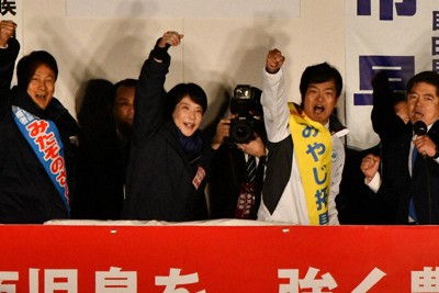 自民候補の応援で鹿児島市を訪れて明るい日本の未来を語った高市早苗首相（前列左から2人目）＝鹿児島市易居町で2026年2月5日午後6時20分、取違剛撮影