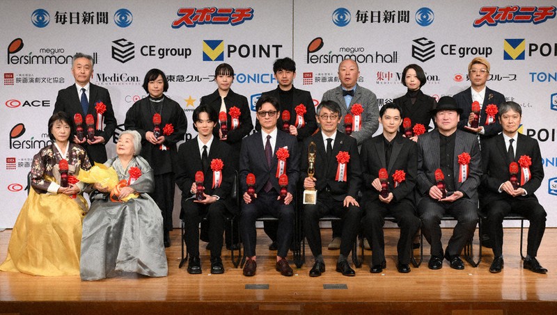 第80回毎日映画コンクールの贈呈式を終えトロフィーを手にする受賞者ら＝東京都目黒区で10日、内藤絵美撮影