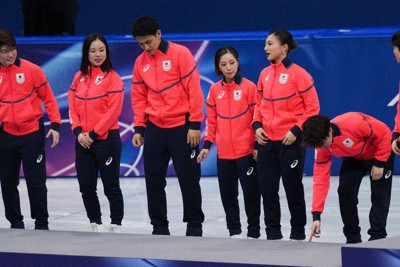 表彰台に上がる前に、表面を気にする様子を見せる佐藤（右から2人目）ら日本の選手たち＝吉田航太撮影