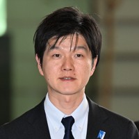 閣議に出席するため首相官邸に入る鈴木憲和農相＝2026年2月10日午前9時55分、平田明浩撮影