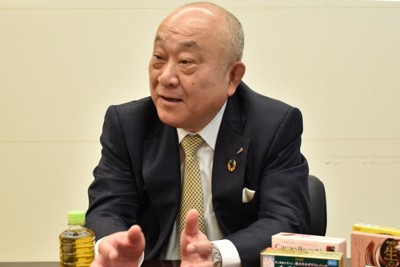 インタビューに応じる明治ホールディングスの松田克也社長＝東京都中央区で2025年12月18日午前8時57分、鴨田玲奈撮影