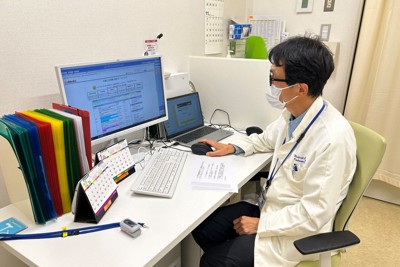 診察室で患者の相談に応じる日本医科大武蔵小杉病院の勝俣範之医師＝川崎市で2025年12月19日、渡辺諒撮影