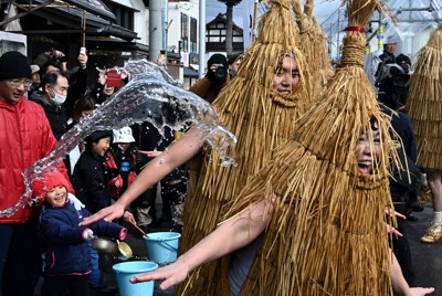 加勢鳥に祝い水を掛ける見物客＝山形県上山市で2026年2月11日、竹内幹撮影