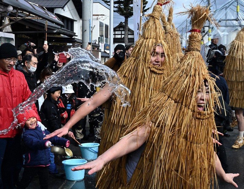 加勢鳥に祝い水を掛ける見物客＝山形県上山市で2026年2月11日、竹内幹撮影