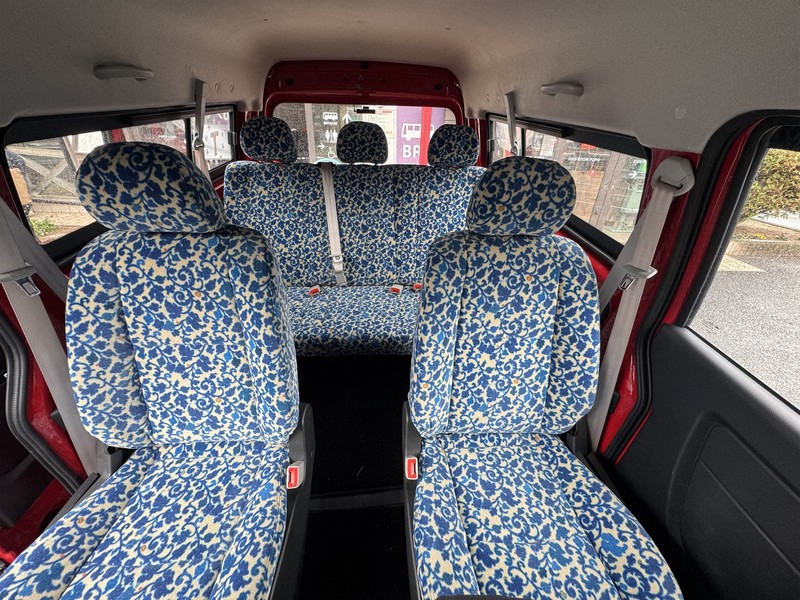 村の乗り合いタクシーにEV車 水戸岡鋭治さんデザイン 福岡・東峰 [写真