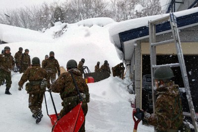除雪作業に当たる陸上自衛隊ら。気候変動で災害派遣の役割も高まる（2026年2月2日、青森市提供）