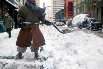 十数年に１度の冬の嵐襲来で、雪かきも重労働（ニューヨーク市内で1月25日、Bloomberg）
