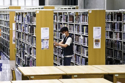 台湾など約30カ国で図書館の「公共貸与権」が導入されている（台北市内の図書館で、ZUMA/共同）