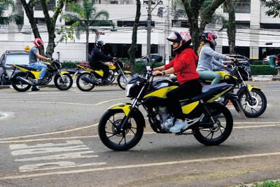 ブラジルではバイクによる交通事故が多く、死者は年間4万人近くに上る（ZUMA/共同）