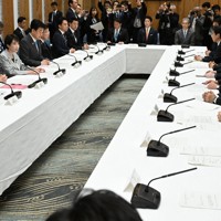首相官邸で開かれた外国人政策に関する関係閣僚会議の初会合。左手前から3人目は発言する高市早苗首相＝2025年11月4日午前10時40分、平田明浩撮影