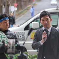 中道改革連合の中谷一馬氏（左）と演説する西田亮介・日大教授＝横浜市の東急東横線・日吉駅前で7日、田中裕之撮影