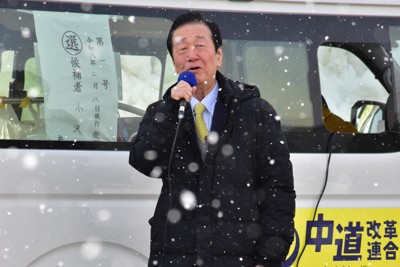 降りしきる雪にもめげず、マイクを握る小沢一郎氏＝岩手県花巻市で2026年2月6日午前9時39分、高橋昌紀撮影