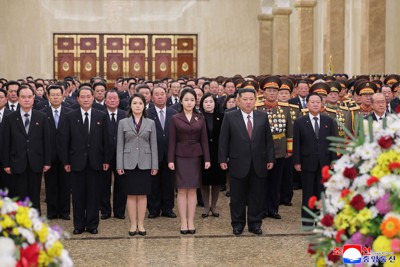 新年を迎えて平壌の錦繡山太陽宮殿を訪問する（前列中央右から）金正恩朝鮮労働党総書記、娘、妻＝2026年1月1日、朝鮮中央通信・朝鮮通信