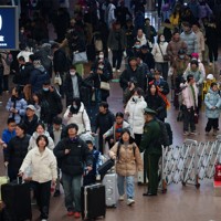 中国の春節連休を前に帰省客らで混雑する北京市内の鉄道駅＝2026年2月10日、AP