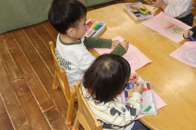 クレヨンで絵を描く園児ら＝神奈川県藤沢市で2025年11月18日午後5時2分、近森歌音撮影