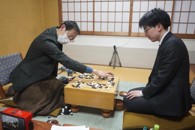 第81期本因坊戦本戦トーナメント1回戦で、河野臨九段（左）に敗れた芝野虎丸十段＝東京都千代田区の日本棋院で2026年2月12日、武内亮撮影