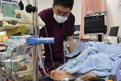 救急搬送された患者を受け入れる病院スタッフ＝茨城県つくば市で2026年2月3日午後5時42分、肥沼直寛撮影