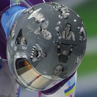 ロシアによる侵攻で亡くなったアスリートたちを描いたヘルメットで練習するウクライナのヘラスケビッチ選手＝イタリア北部コルティナダンペッツォで2026年2月11日、ロイター