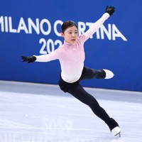 女子の公式練習に臨む千葉百音＝ミラノ・アイススケートアリーナで2026年2月12日、猪飼健史撮影