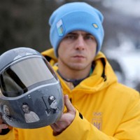 同胞を追悼するためのヘルメットを見せるミラノ・コルティナ冬季オリンピックのスケルトン男子のウクライナ代表、ヘラスケビッチ選手＝イタリア北部コルティナダンペッツォで2026年2月12日、ロイター