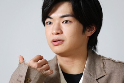 インタビューに答えるミュージカル「ブラッド・ブラザーズ」に出演する俳優の渡邉蒼さん＝大阪市北区で2025年12月22日、前田梨里子撮影