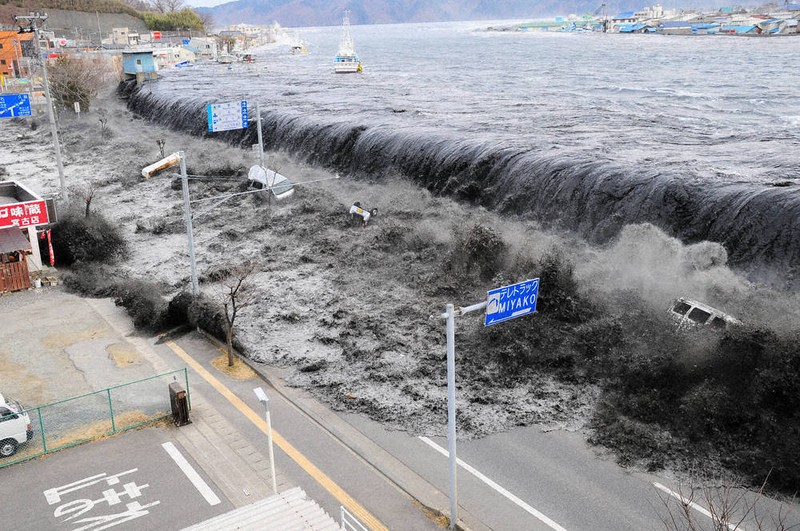 新聞紙　東日本大震災　大津波翌日から50日間　研究資料 東日本大震災の記録 大津波の悲劇・惨劇の報道を追う