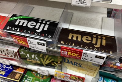 コンビニエンスストアで販売されている板チョコ。価格は1枚で税込み230円に迫る＝東京都内で2026年2月10日、鴨田玲奈撮影