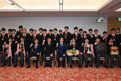 桐蔭学園ラグビー部の選手らと山中竹春市長（前列中央）＝横浜市中区の市役所で2026年2月12日、清水夏妃撮影