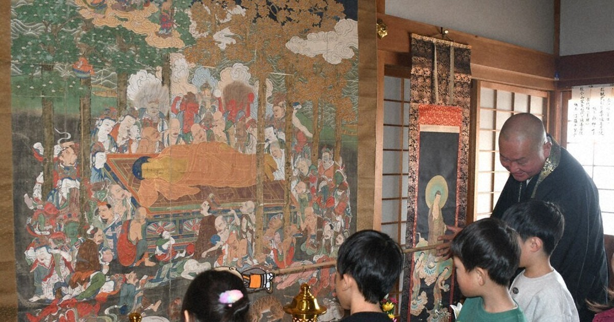 住職が園児らに仏涅槃図絵解き 守山・観音寺 ／滋賀 | 毎日新聞
