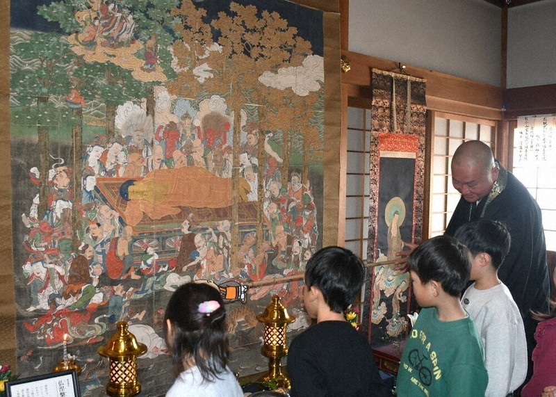 住職が園児らに仏涅槃図絵解き 守山・観音寺 ／滋賀 | 毎日新聞