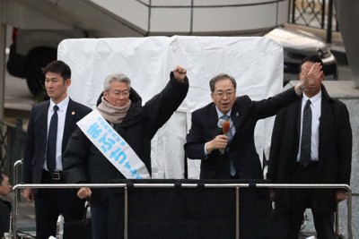 馬淵澄夫氏（左）の街頭演説にかけつけた公明出身の斉藤鉄夫・中道共同代表＝生駒市で2026年2月5日、木谷郁佳撮影