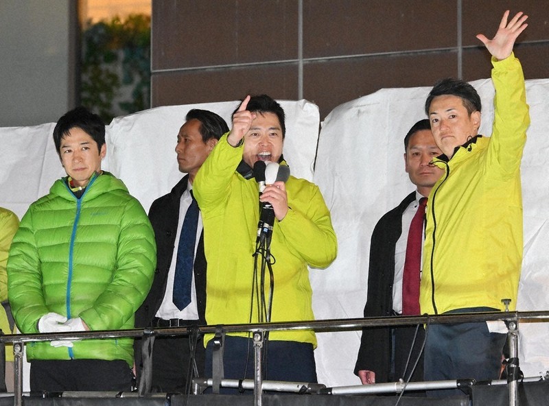 衆院選と出直しダブル選の投開票日を翌日に控え、最後の訴えをする日本維新の会の吉村洋文代表（中央）、藤田文武共同代表（左）、横山英幸副代表（右）＝大阪市中央区で2026年2月7日、北村隆夫撮影
