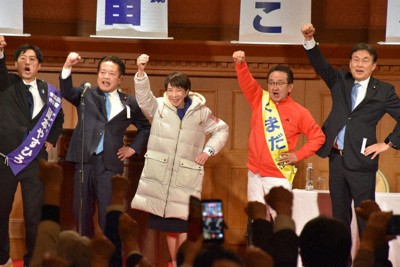 演説会で自民候補らとともに「ガンバロー」コールで気勢を上げる高市早苗首相（中央）＝名古屋市中区で2026年2月1日午後6時53分、真貝恒平撮影
