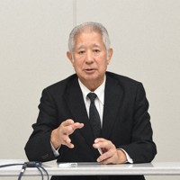 インタビューに答える森英介氏＝千葉市中央区で2024年10月8日午前11時6分、高橋秀郎撮影