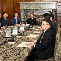 木原稔官房長官（右端）が出席して行われた衆院各派協議会＝国会内で2026年2月13日午前10時59分、平田明浩撮影