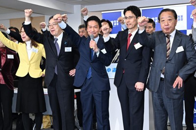 中道改革連合の新代表に選ばれ、党所属議員らと気勢をあげる小川淳也氏（中央）。右端は野田佳彦前共同代表、右から2人目は階猛氏、同4人目は斉藤鉄夫前共同代表＝同党本部で2026年2月13日午後1時43分、平田明浩撮影