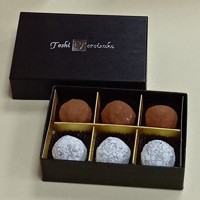「代替カカオ」を使った、トシ・ヨロイヅカのチョコレート「トリュフ　アノザ　ヴァニーユ＆ジャンドゥーヤ」＝東京都中央区で2026年1月8日午後0時54分、米江貴史撮影