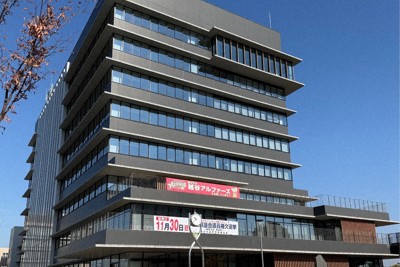 埼玉県越谷市役所＝2025年11月27日午後2時19分、渋谷雅也撮影