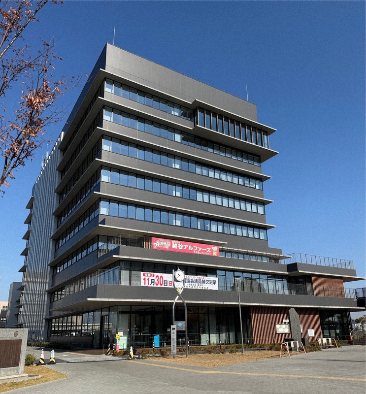 埼玉県越谷市役所＝2025年11月27日午後2時19分、渋谷雅也撮影